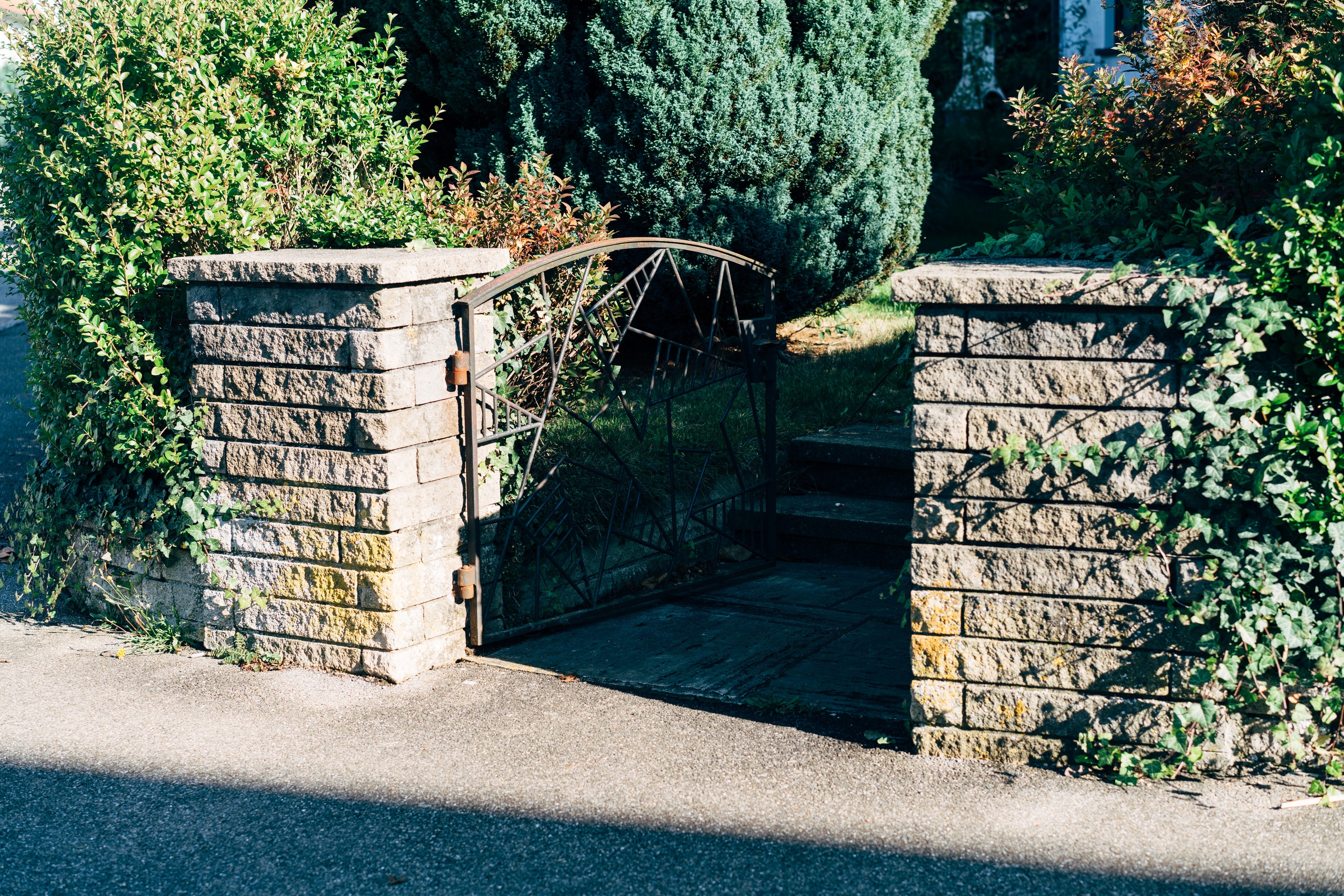 Tour an Architect’s Spring Garden in Coastal Connecticut