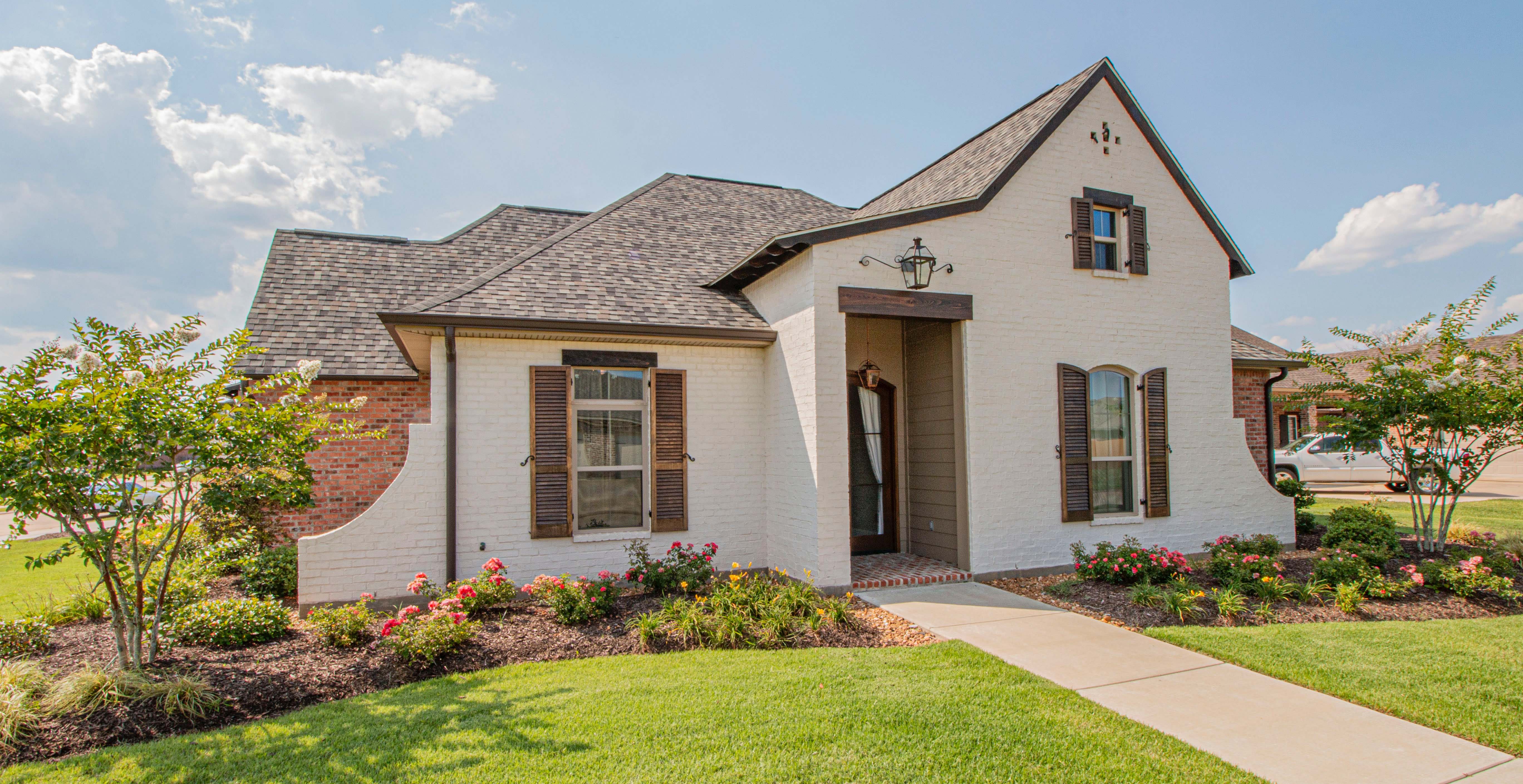 House with mulch around it. How to Mulch: Your Ultimate Guide To Mulching